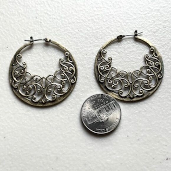 Brass colored hoops with design - Picture 3 of 9